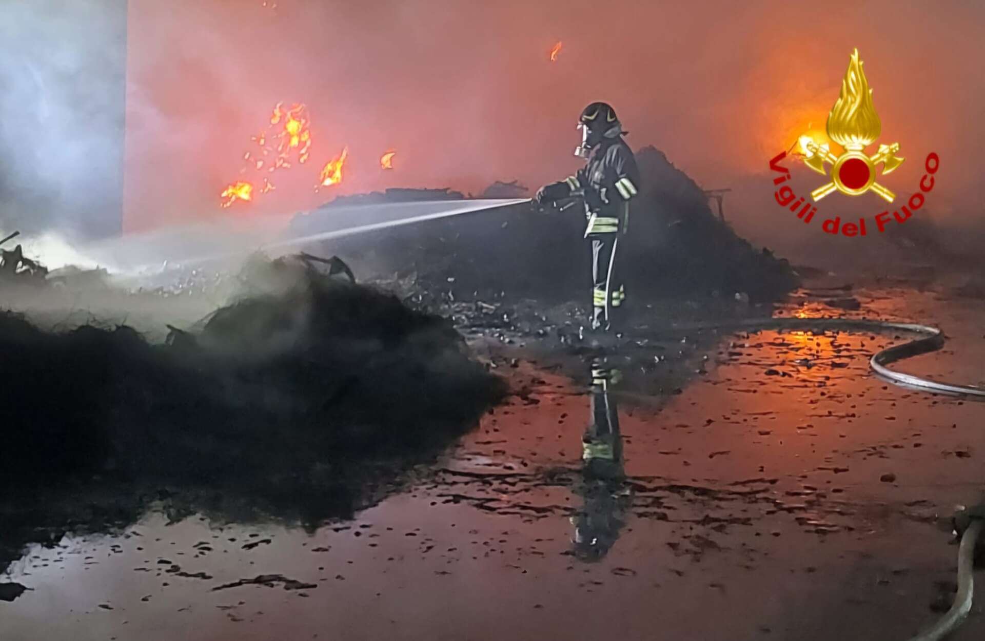 Brindisi, bruciano ancora i rifiuti alla zona industriale: vigili del fuoco al lavoro da 48 ore Brindisi, bruciano ancora i rifiuti alla zona industriale: vigili del fuoco al lavoro da 48 ore