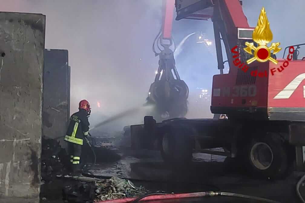 Brindisi, bruciano ancora i rifiuti alla zona industriale: vigili del fuoco al lavoro da 48 ore Brindisi, bruciano ancora i rifiuti alla zona industriale: vigili del fuoco al lavoro da 48 ore