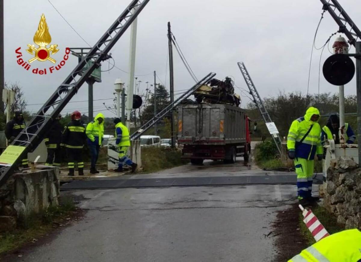 Putignano, camion trancia i cavi delle Ferrovie del Sud Est: disagi alla circolazione dei treni