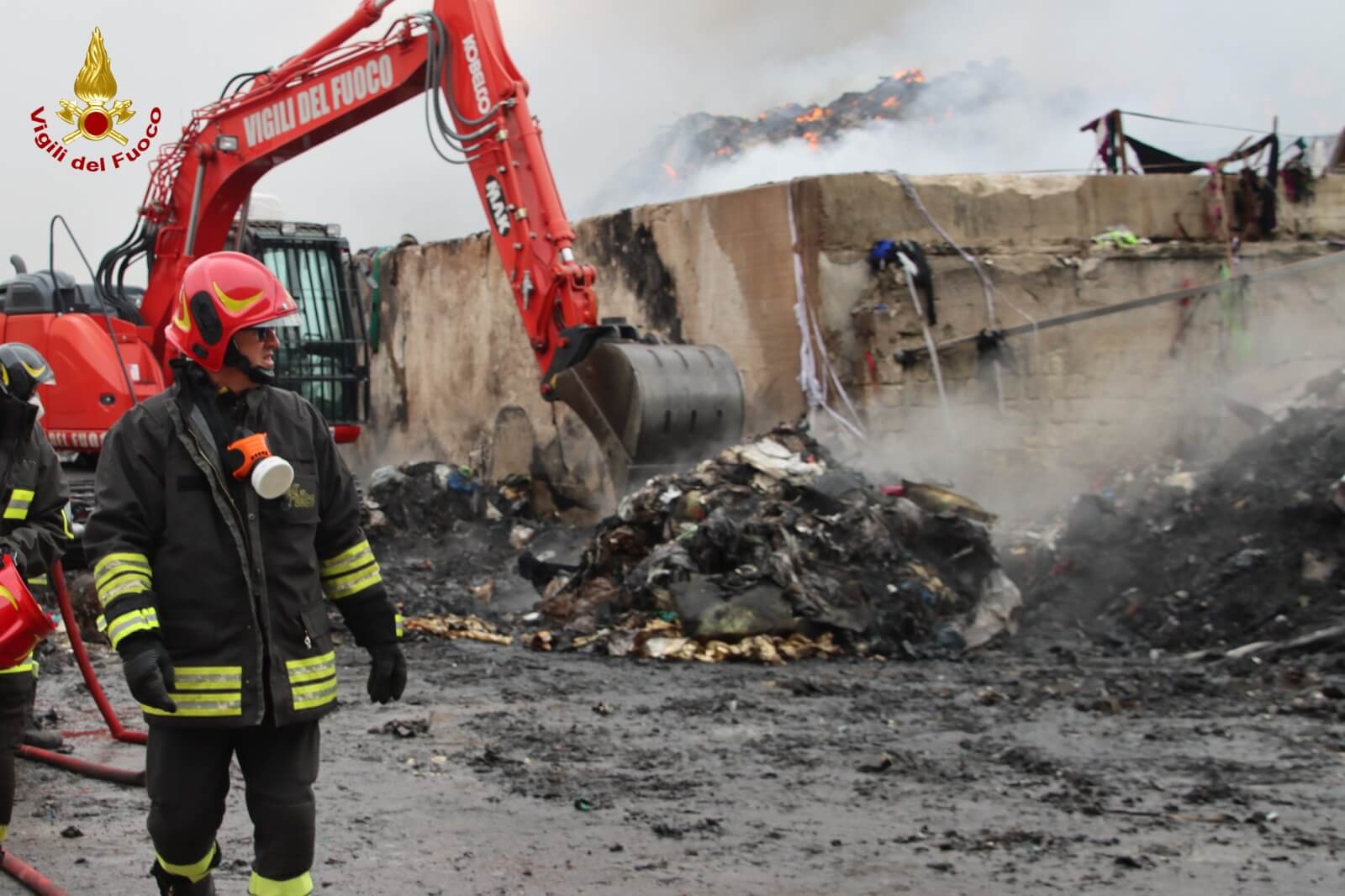 Incendio in una ditta rifiuti a Palo del Colle: proseguono le operazioni di spegnimento