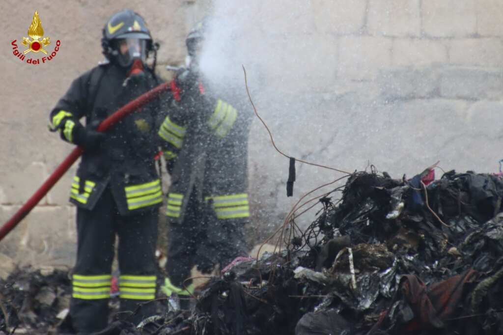 Incendio in una ditta rifiuti a Palo del Colle: proseguono le operazioni di spegnimento