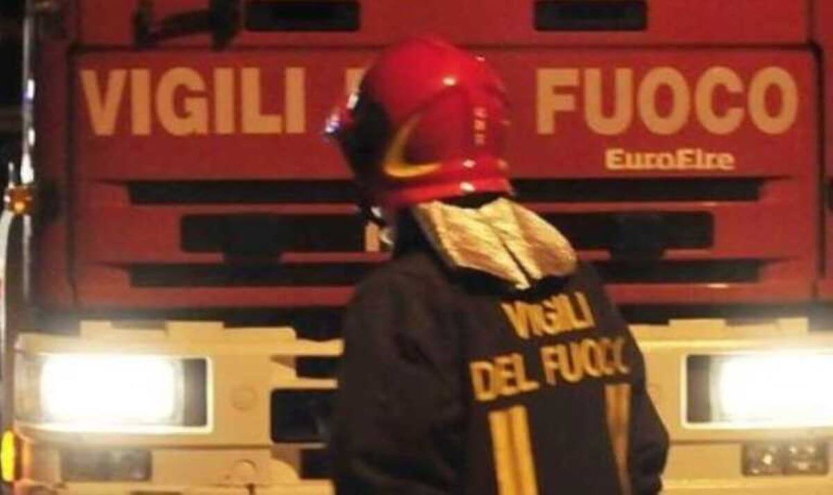Craco, maxi incendio nella notte: intervengono i vigili del fuoco