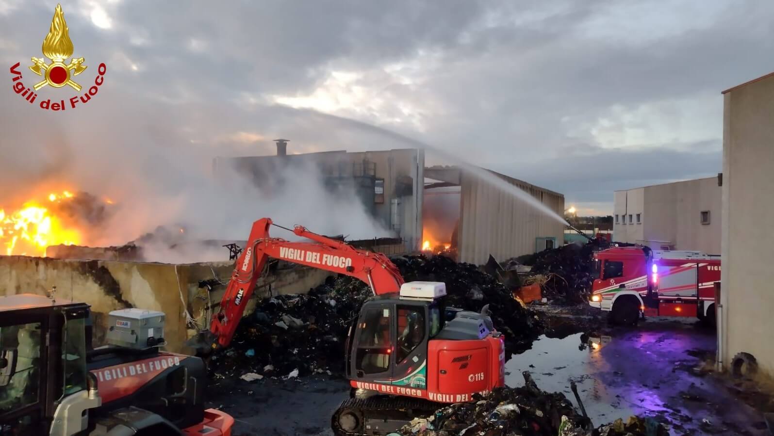 Palo del Colle, bruciano ancora i rifiuti: mezzi speciali a supporto dei vigili del fuoco – VIDEO Palo del Colle, bruciano ancora i rifiuti: mezzi speciali a supporto dei vigili del fuoco – VIDEO