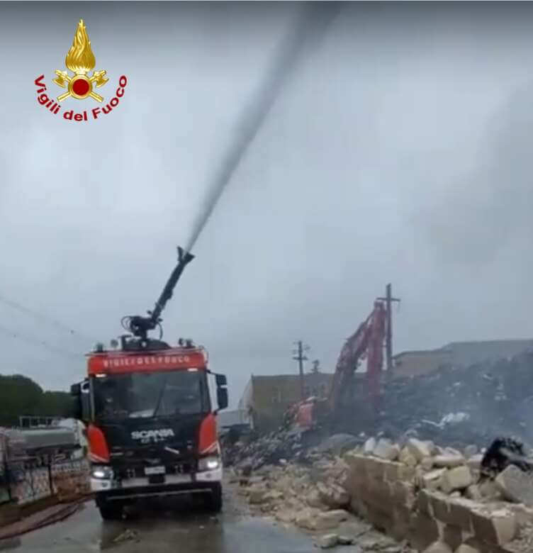 Palo del Colle, bruciano ancora i rifiuti: mezzi speciali a supporto dei vigili del fuoco – VIDEO Palo del Colle, bruciano ancora i rifiuti: mezzi speciali a supporto dei vigili del fuoco – VIDEO