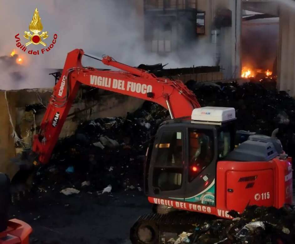 Palo del Colle, bruciano ancora i rifiuti: mezzi speciali a supporto dei vigili del fuoco – VIDEO Palo del Colle, bruciano ancora i rifiuti: mezzi speciali a supporto dei vigili del fuoco – VIDEO