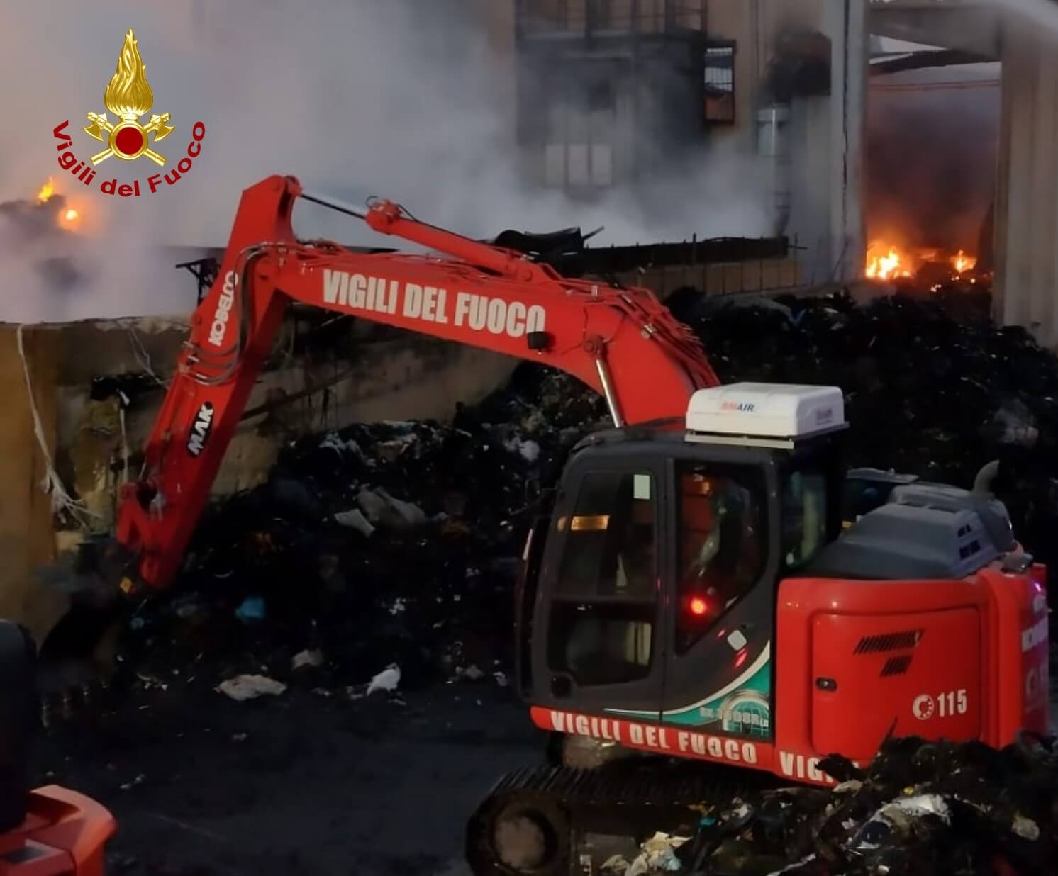Catania, esplosione fa crollare palazzina di tre piani: 4 feriti, 2 in codice rosso Catania, esplosione fa crollare palazzina di tre piani: 4 feriti, 2 in codice rosso
