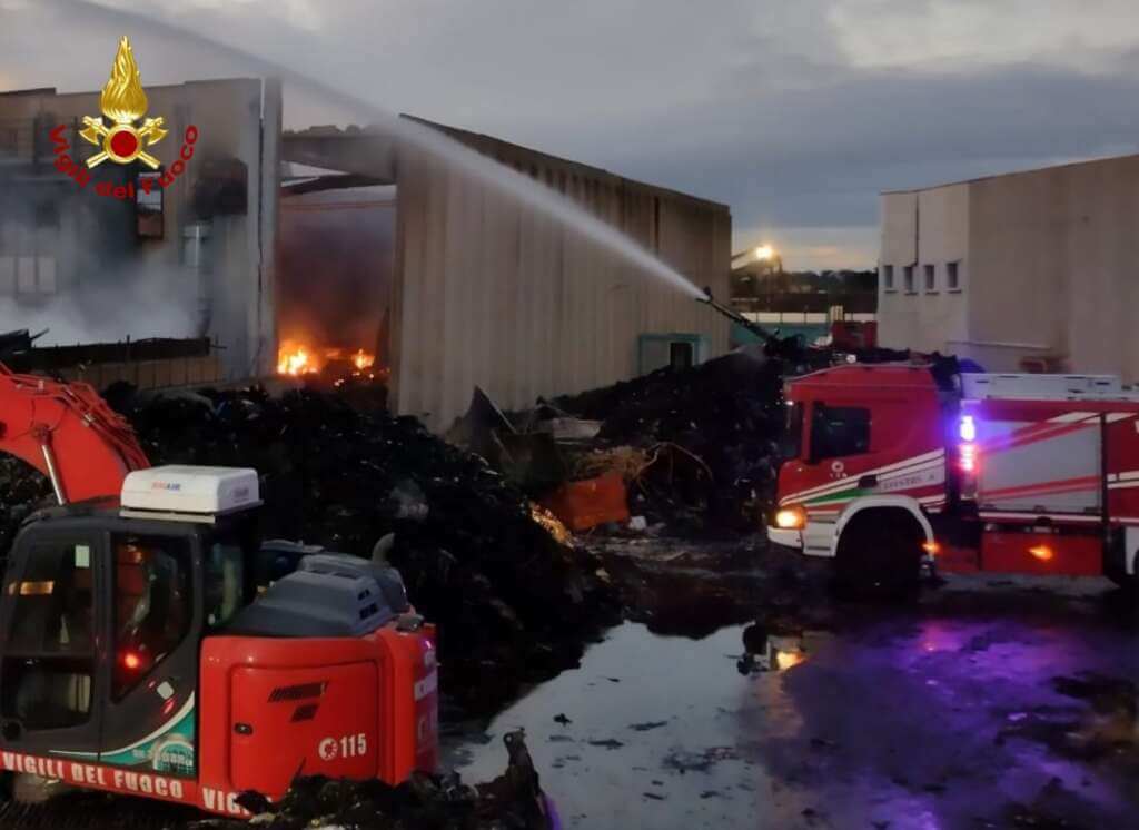 Palo del Colle, bruciano ancora i rifiuti: mezzi speciali a supporto dei vigili del fuoco – VIDEO Palo del Colle, bruciano ancora i rifiuti: mezzi speciali a supporto dei vigili del fuoco – VIDEO