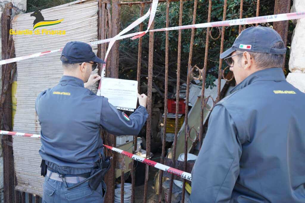 Galleria foto 'Bari, scoperta una discarica abusiva con 1.200 tonnellate di rifiuti: sequestrata una villa sul lungomare' - foto 3