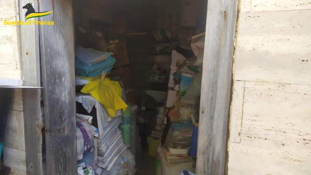 Galleria foto 'Bari, scoperta una discarica abusiva con 1.200 tonnellate di rifiuti: sequestrata una villa sul lungomare' - foto 2