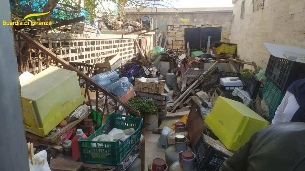 Galleria foto 'Bari, scoperta una discarica abusiva con 1.200 tonnellate di rifiuti: sequestrata una villa sul lungomare' - foto 5