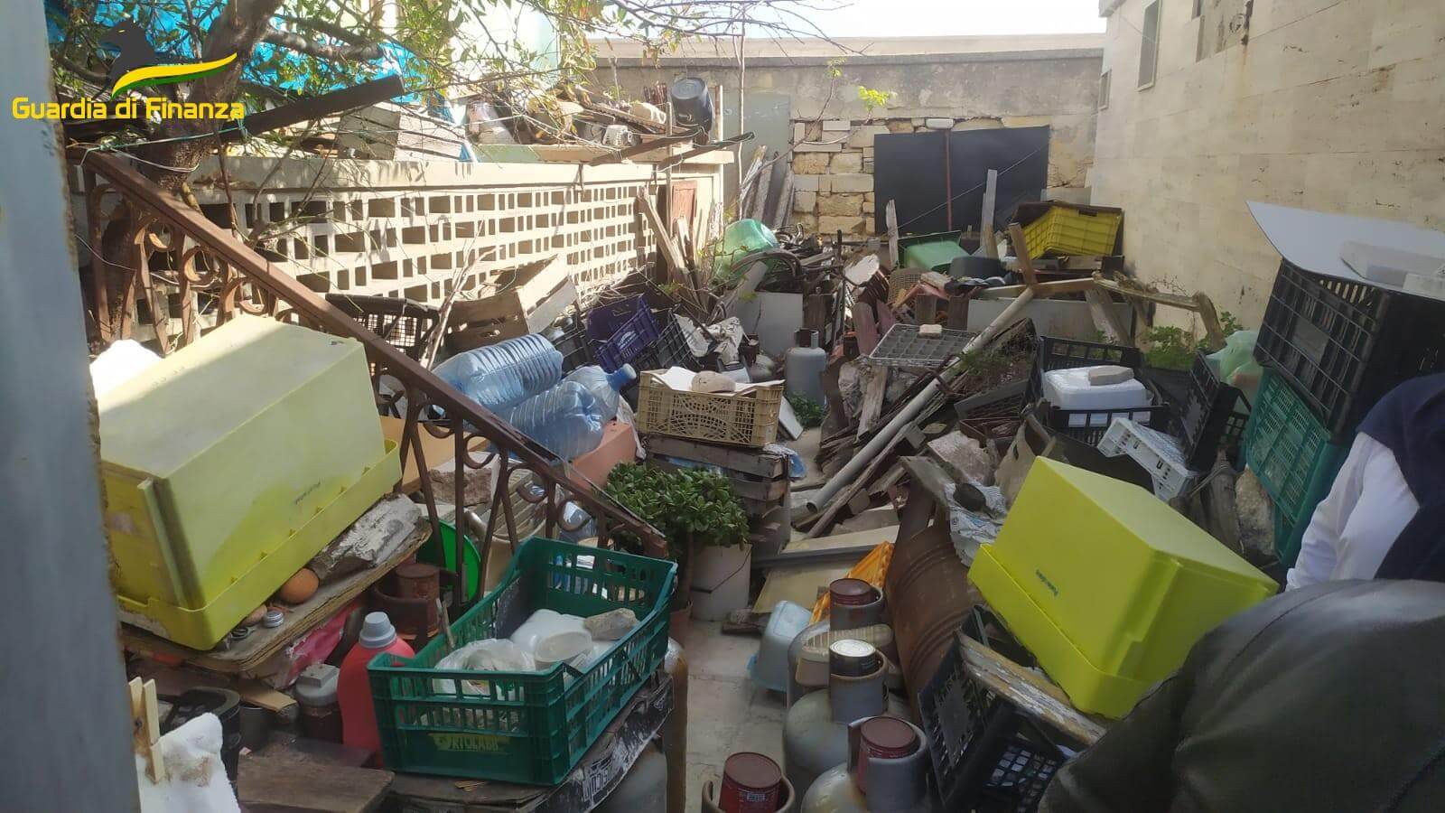 Bari, scoperta una discarica abusiva con 1.200 tonnellate di rifiuti: sequestrata una villa sul lungomare Bari, scoperta una discarica abusiva con 1.200 tonnellate di rifiuti: sequestrata una villa sul lungomare