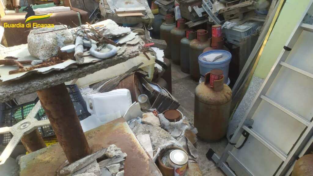 Galleria foto 'Bari, scoperta una discarica abusiva con 1.200 tonnellate di rifiuti: sequestrata una villa sul lungomare' - foto 1
