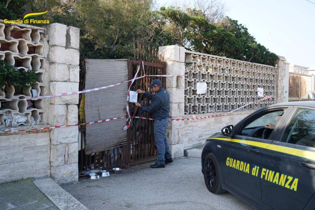 Galleria foto 'Bari, scoperta una discarica abusiva con 1.200 tonnellate di rifiuti: sequestrata una villa sul lungomare' - foto 4