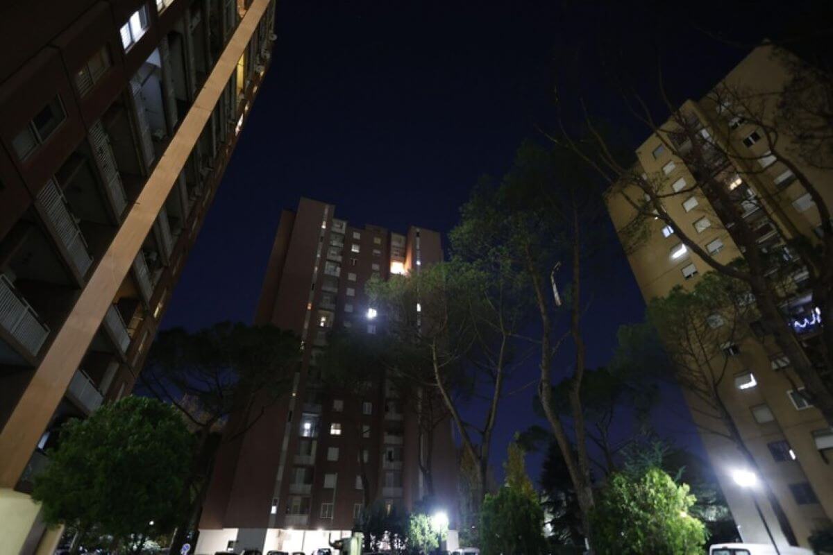 Roma, 12enne morto dopo essere precipitato dal decimo piano: si indaga per istigazione al suicidio Roma, 12enne morto dopo essere precipitato dal decimo piano: si indaga per istigazione al suicidio