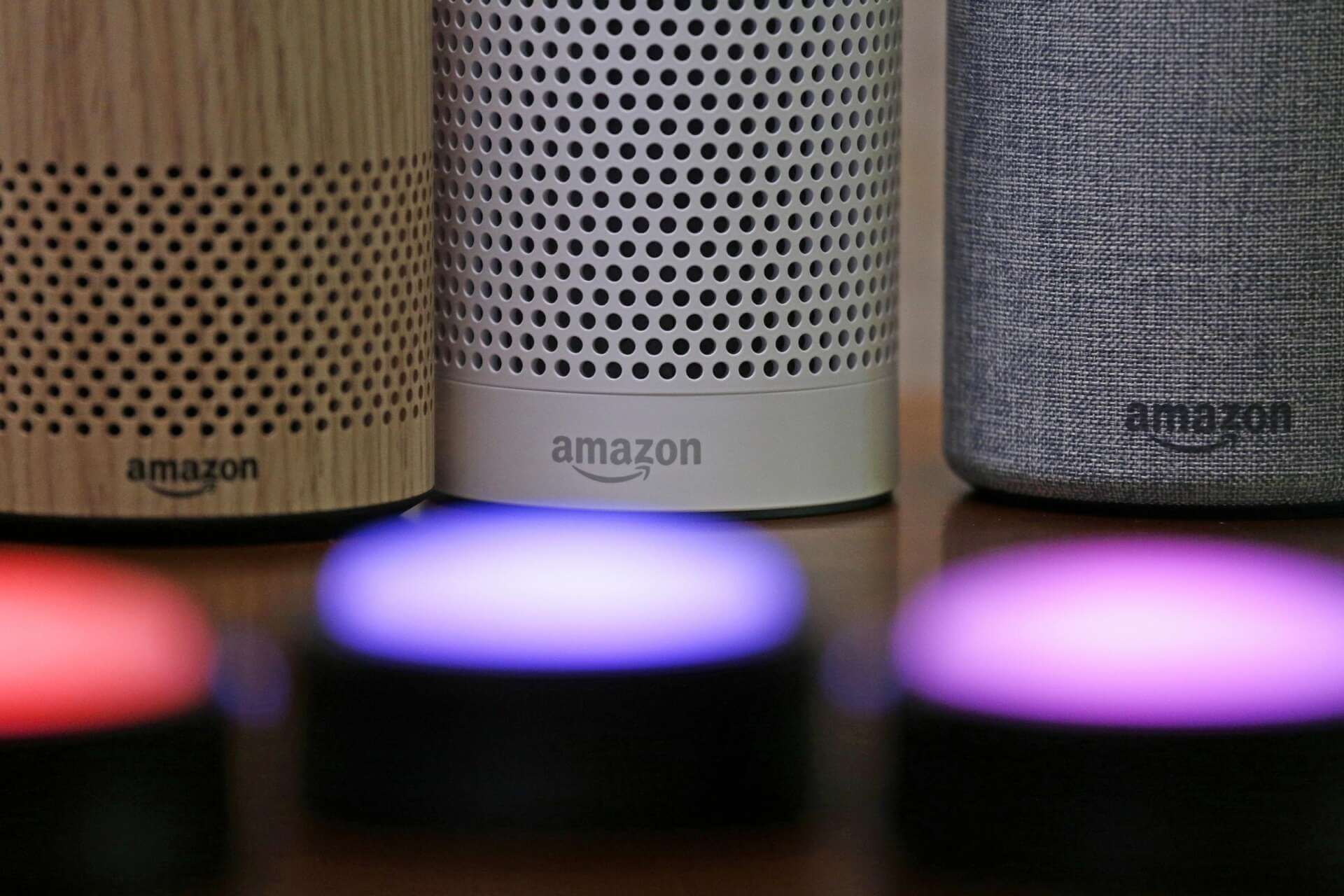 «Autodistruggiti», «il patrimonio di Berlusconi»: Amazon rileva cosa chiedono gli italiani ad Alexa