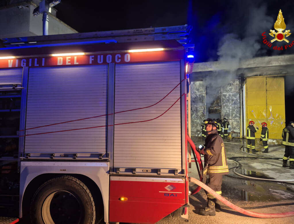 Fiamme in un capannone a Gravina in Puglia: brucia un deposito di plastica. Intervengono i vigili del fuoco – FOTO Fiamme in un capannone a Gravina in Puglia: brucia un deposito di plastica. Intervengono i vigili del fuoco – FOTO