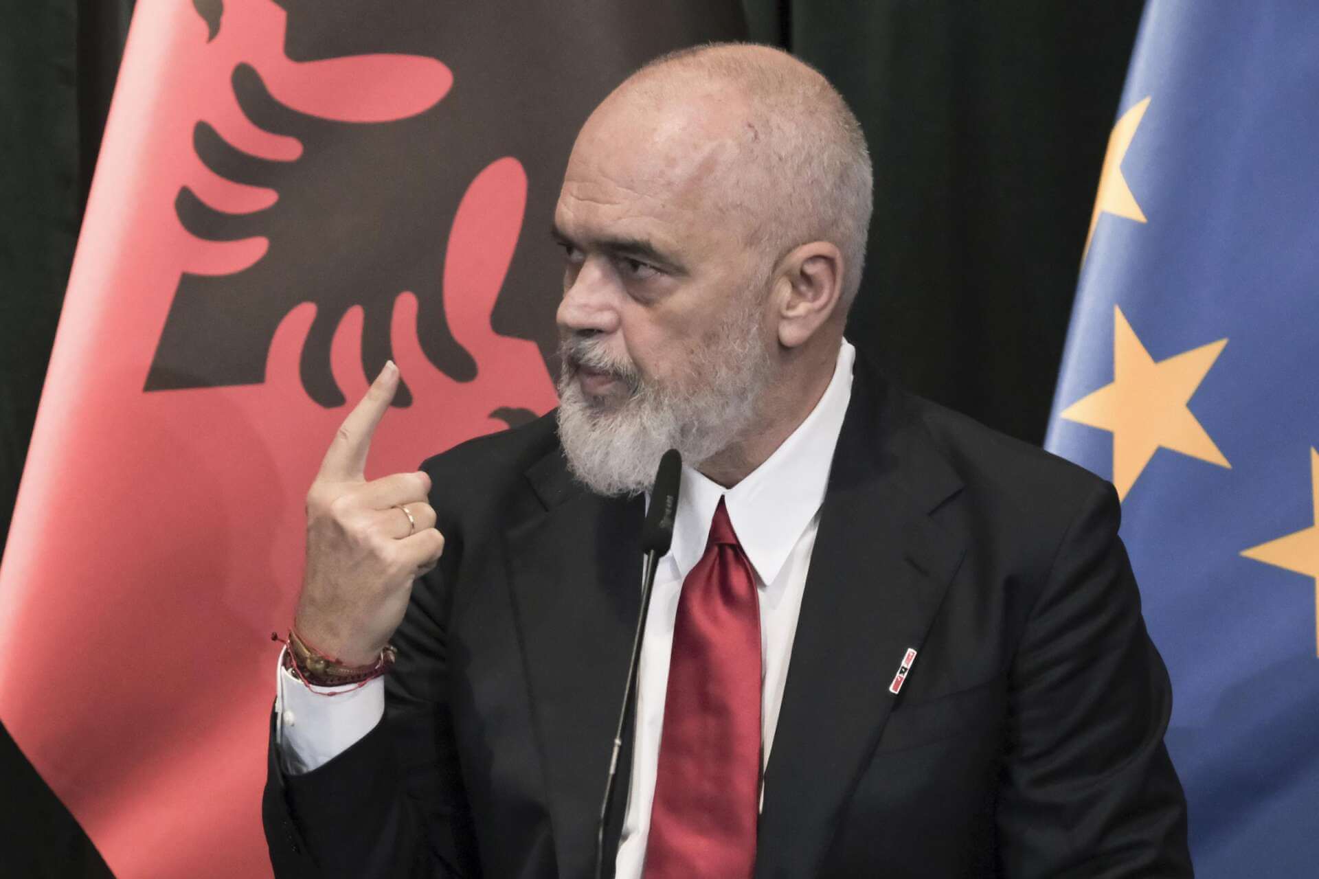 In Albania stop a TikTok per un anno, il premier Rama: «Sta prendendo in ostaggio i nostri figli» In Albania stop a TikTok per un anno, il premier Rama: «Sta prendendo in ostaggio i nostri figli»