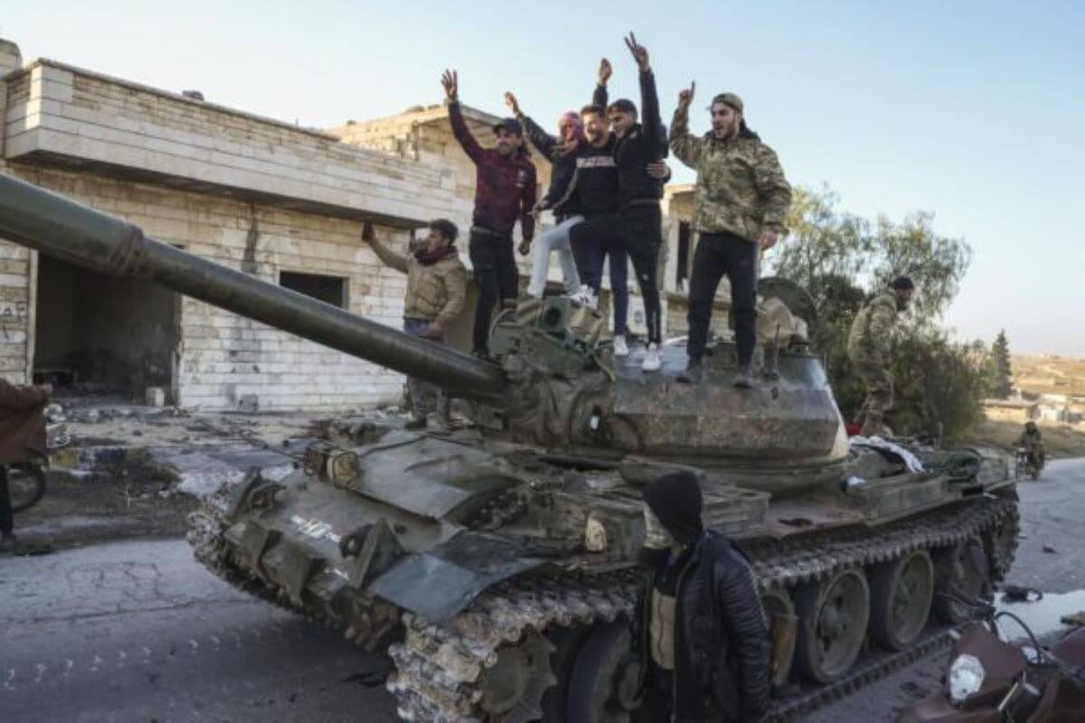 Scontri in Siria, Tajani: «Rischio collasso migratorio». Assad: «Spezzeremo il terrorismo» Scontri in Siria, Tajani: «Rischio collasso migratorio». Assad: «Spezzeremo il terrorismo»