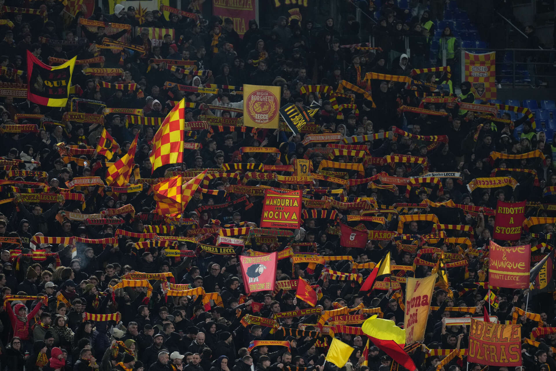 Roma-Lecce, il club salentino protesta per i disagi subiti all’Olimpico: «Più sicurezza per i nostri tifosi»