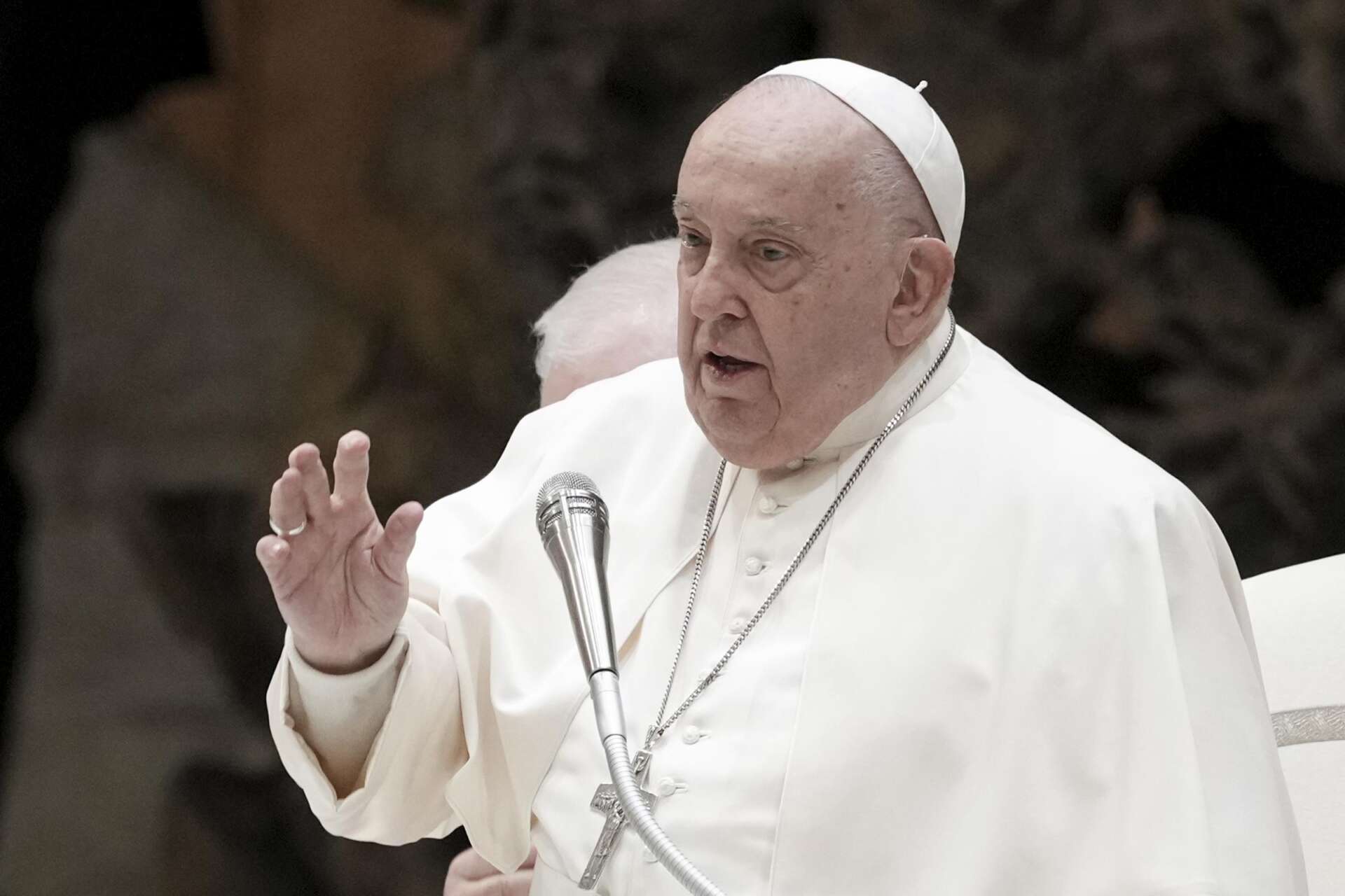 Vaticano, Papa Francesco raffreddato: preghiera dell’Angelus sarà al coperto da Casa Santa Marta Vaticano, Papa Francesco raffreddato: preghiera dell’Angelus sarà al coperto da Casa Santa Marta