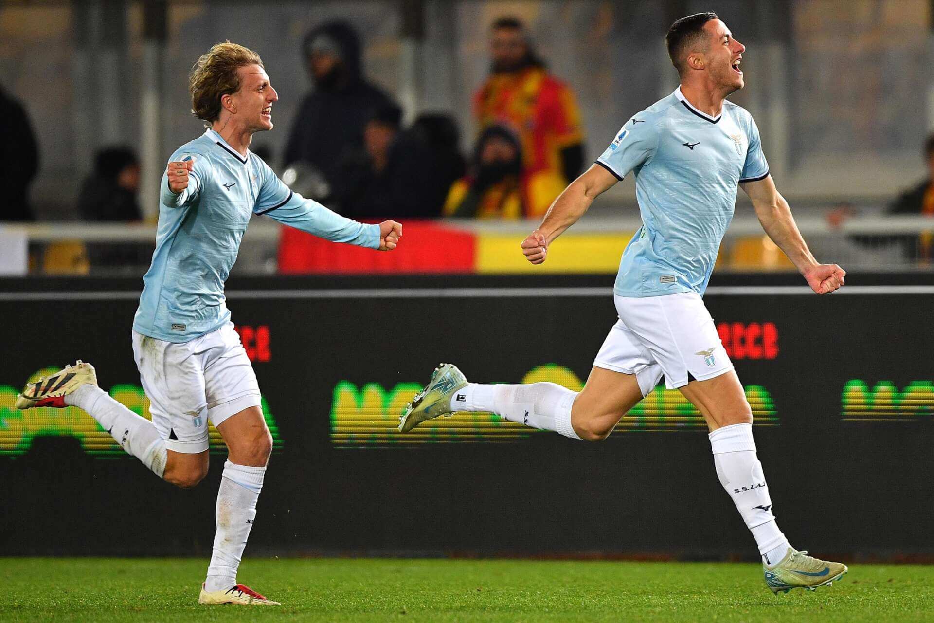 Serie A, Marusic beffa i salentini e fa sognare i biancocelesti: Lecce-Lazio 1-2 Serie A, Marusic beffa i salentini e fa sognare i biancocelesti: Lecce-Lazio 1-2