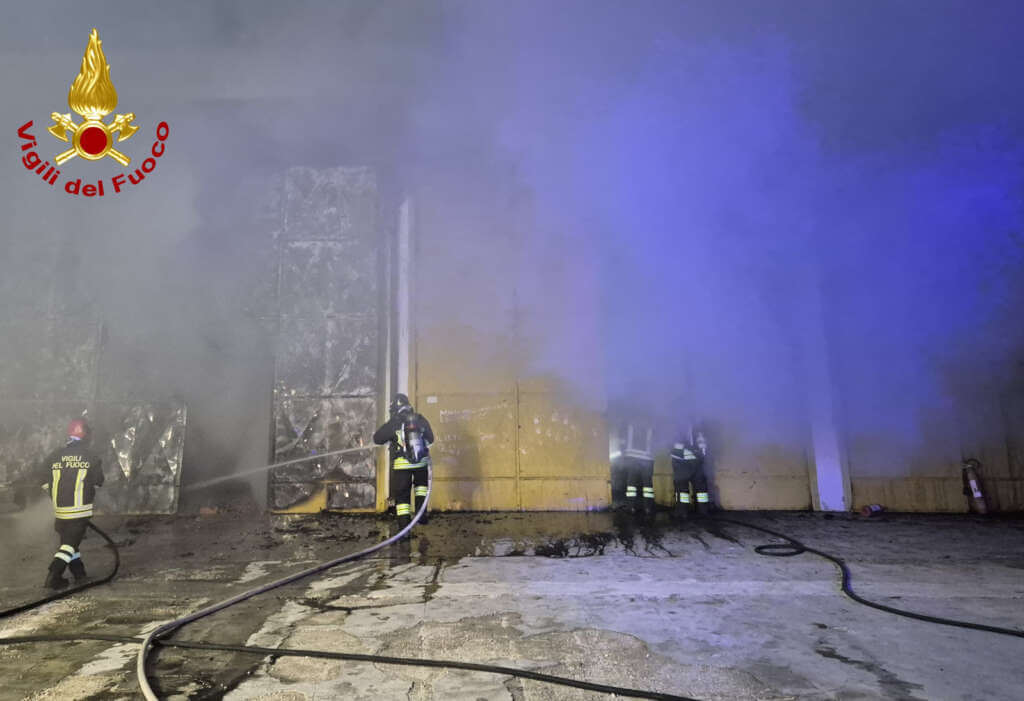 Fiamme in un capannone a Gravina in Puglia: brucia un deposito di plastica. Intervengono i vigili del fuoco – FOTO Fiamme in un capannone a Gravina in Puglia: brucia un deposito di plastica. Intervengono i vigili del fuoco – FOTO