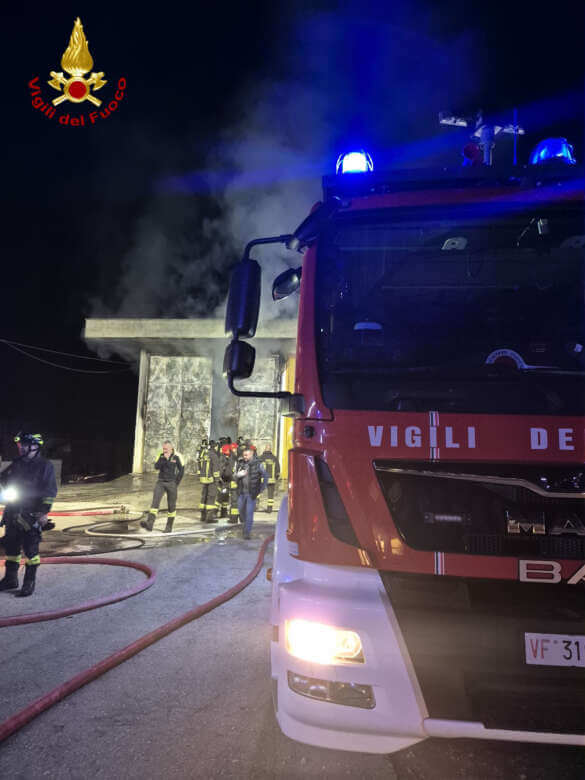Fiamme in un capannone a Gravina in Puglia: brucia un deposito di plastica. Intervengono i vigili del fuoco – FOTO Fiamme in un capannone a Gravina in Puglia: brucia un deposito di plastica. Intervengono i vigili del fuoco – FOTO