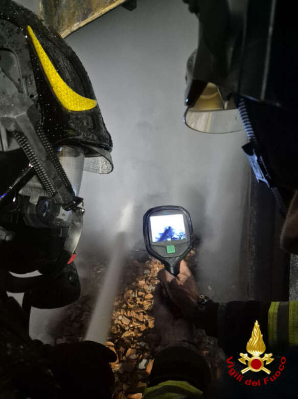 Fiamme in un capannone a Gravina in Puglia: brucia un deposito di plastica. Intervengono i vigili del fuoco – FOTO Fiamme in un capannone a Gravina in Puglia: brucia un deposito di plastica. Intervengono i vigili del fuoco – FOTO
