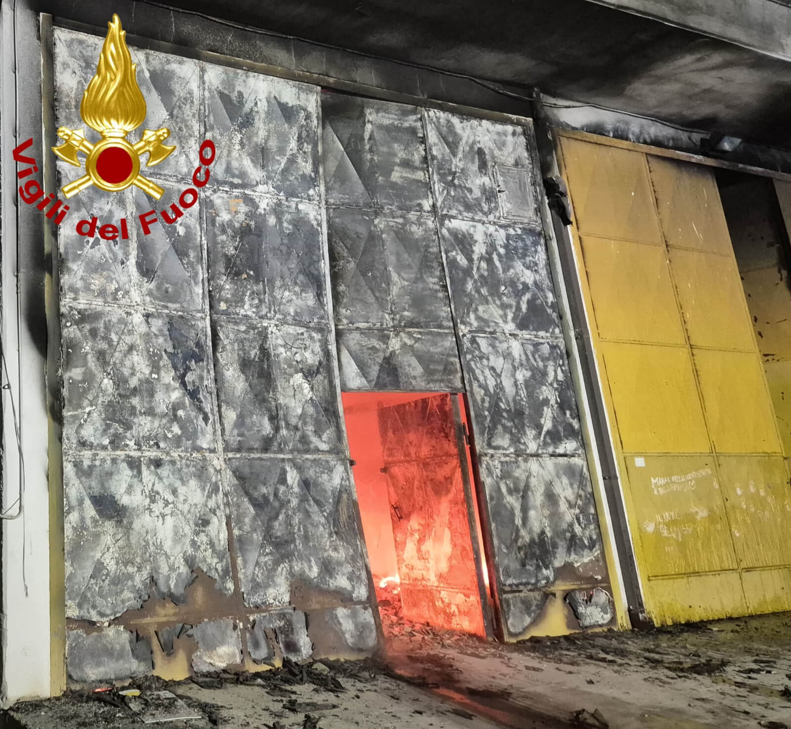 Fiamme in un capannone a Gravina in Puglia: brucia un deposito di plastica. Intervengono i vigili del fuoco – FOTO Fiamme in un capannone a Gravina in Puglia: brucia un deposito di plastica. Intervengono i vigili del fuoco – FOTO