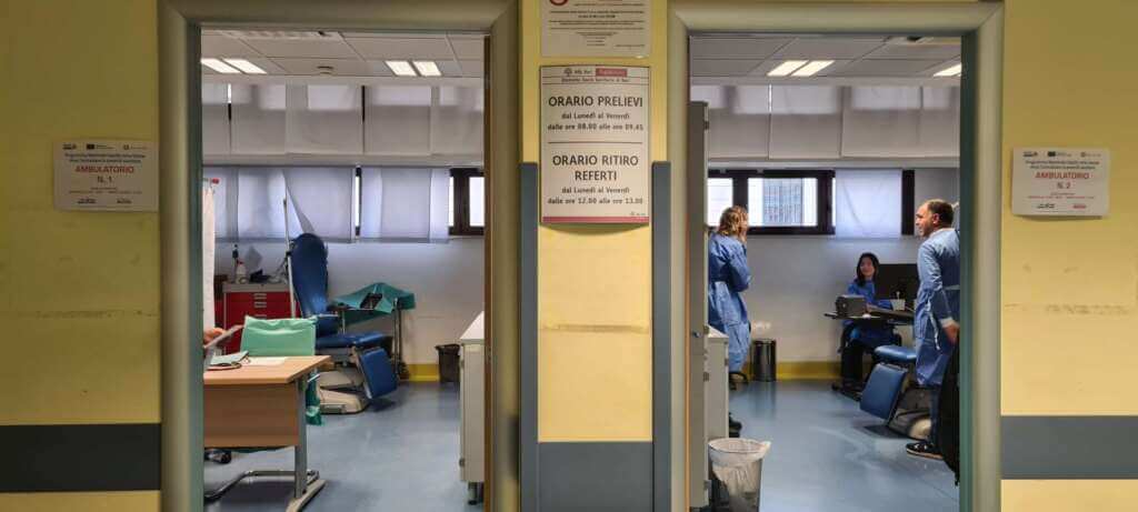 A Bari il primo ambulatorio per contrastare la povertà sanitaria: «Niente ostacoli per l’accesso alle cure» A Bari il primo ambulatorio per contrastare la povertà sanitaria: «Niente ostacoli per l’accesso alle cure»