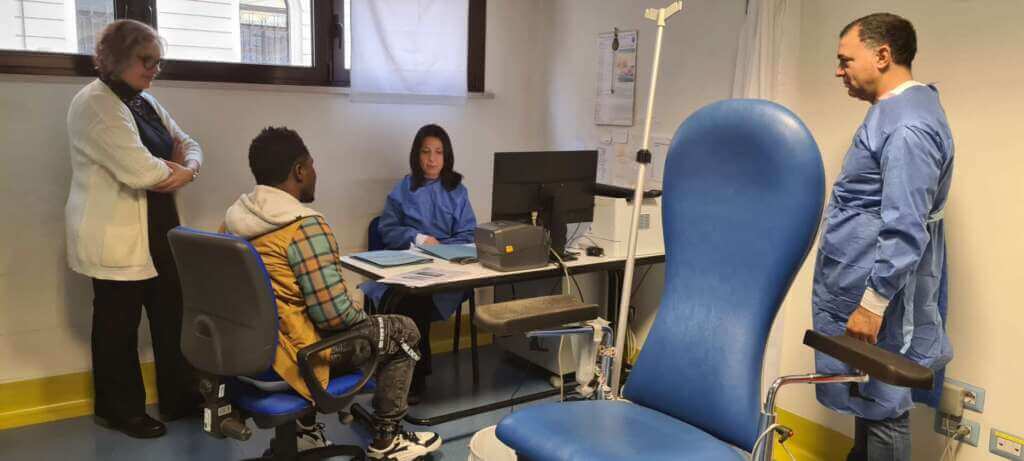 A Bari il primo ambulatorio per contrastare la povertà sanitaria: «Niente ostacoli per l’accesso alle cure» A Bari il primo ambulatorio per contrastare la povertà sanitaria: «Niente ostacoli per l’accesso alle cure»