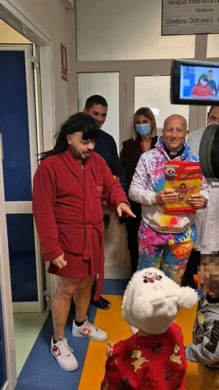 Taranto, Mandrake visita i pazienti dell’Oncoematologia pediatrica: «Grazie bimbi per quello che ci insegnate» – VIDEO