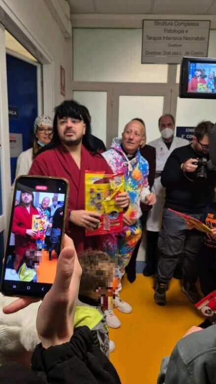Taranto, Mandrake visita i pazienti dell’Oncoematologia pediatrica: «Grazie bimbi per quello che ci insegnate» – VIDEO