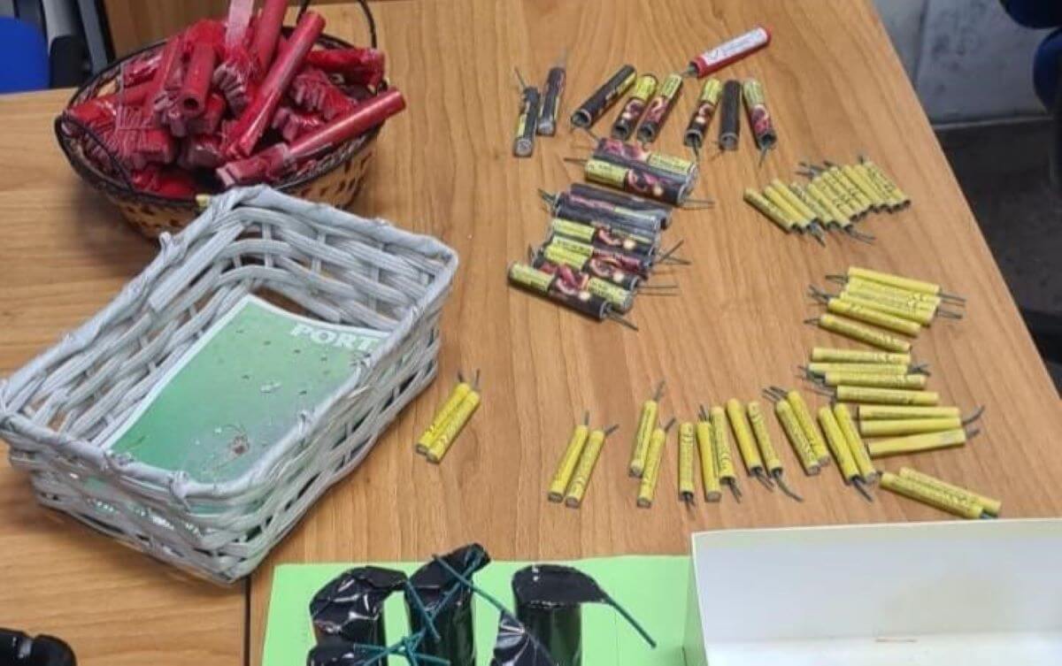 Lecce, in un garage vicino alla scuola vende petardi illegali: denunciato un 86enne Lecce, in un garage vicino alla scuola vende petardi illegali: denunciato un 86enne