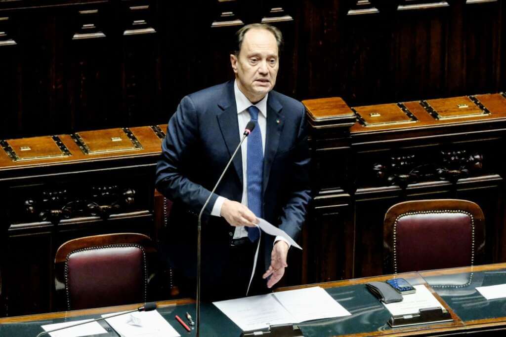 Galleria foto 'La Manovra arriva in aula per la fiducia, il ministro Ciriani: «Scusate il ritardo»' - foto 1