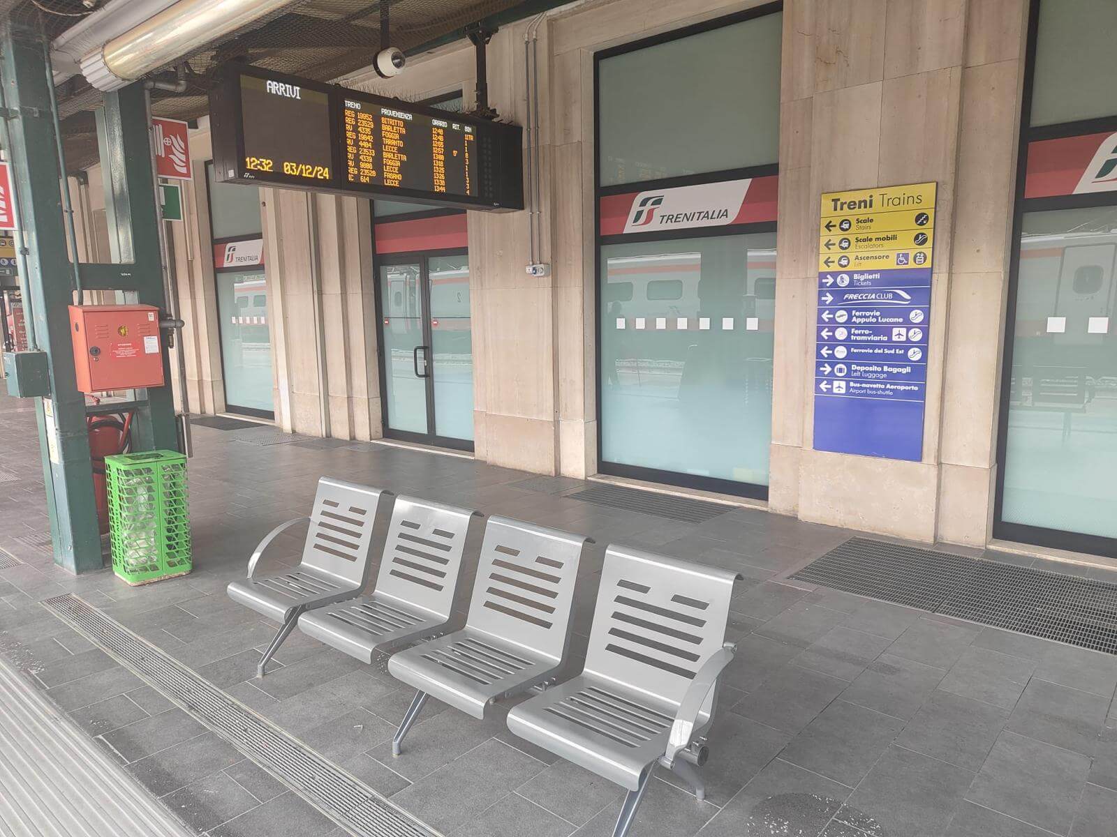 Bari, attesa più comoda nella stazione Centrale: Gs Rail installa nuove panchine per i viaggiatori Bari, attesa più comoda nella stazione Centrale: Gs Rail installa nuove panchine per i viaggiatori