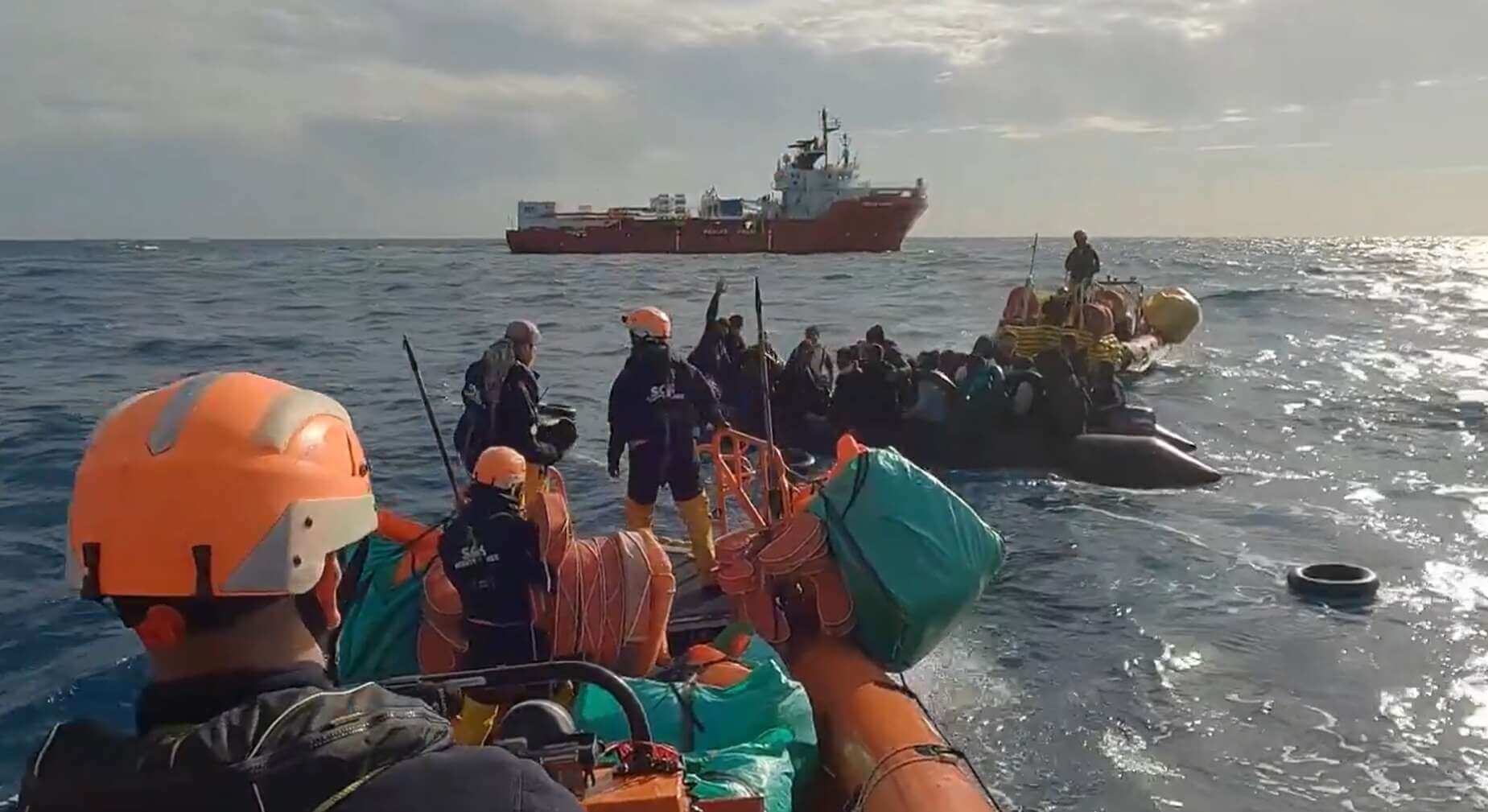 Migranti, Ocean Viking salva 34 persone in pericolo su un gommone al largo della Libia – VIDEO