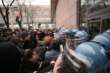 Torino, tensioni tra studenti e polizia al corteo pro Palestina: lanciati uova e sassi. Nessun ferito