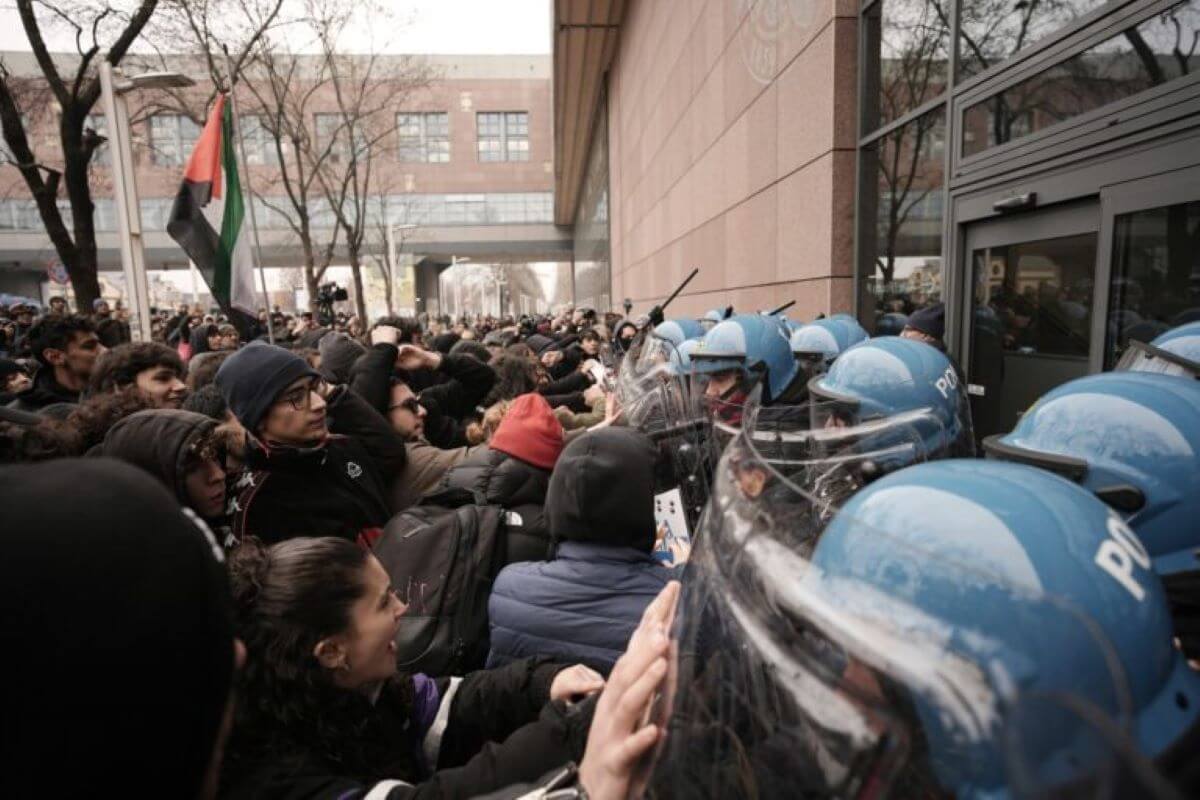 Torino, tensioni tra studenti e polizia al corteo pro Palestina: lanciati uova e sassi. Nessun ferito Torino, tensioni tra studenti e polizia al corteo pro Palestina: lanciati uova e sassi. Nessun ferito