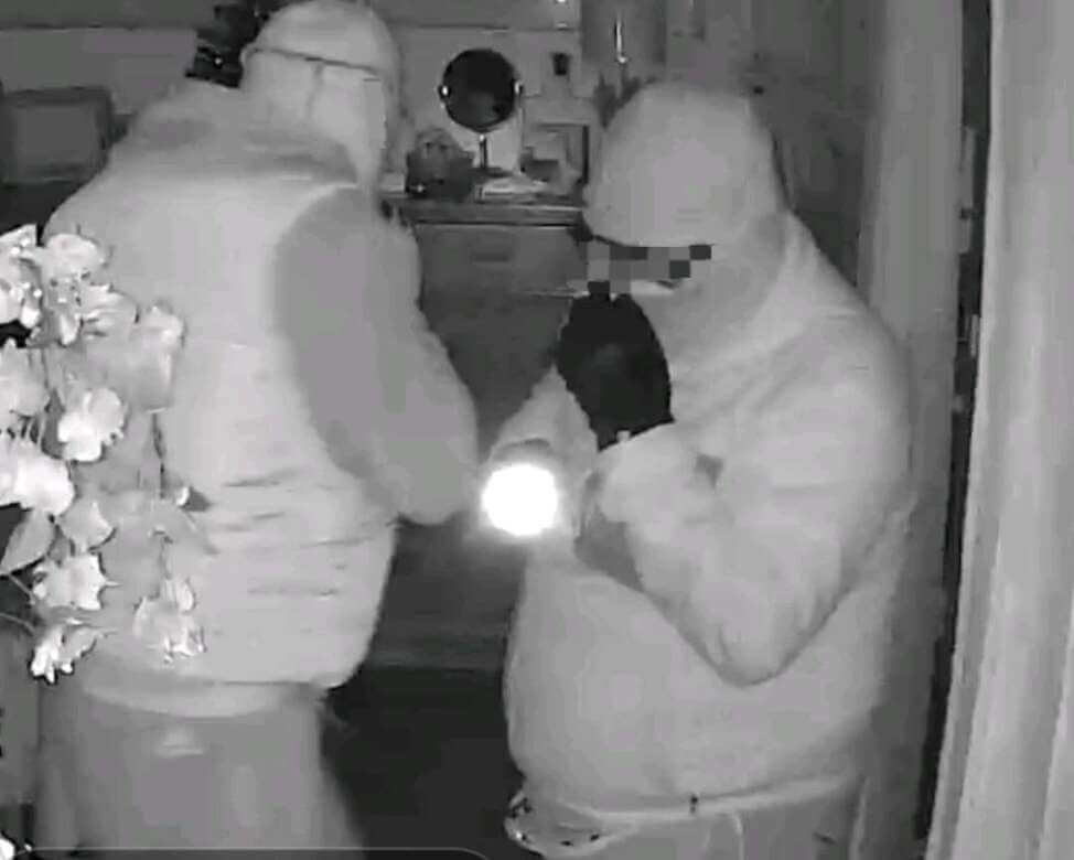 Galleria foto 'Torre a Mare, ladri in azione anche di giorno: entrano in casa mentre la proprietaria è a letto – FOTO' - foto 2