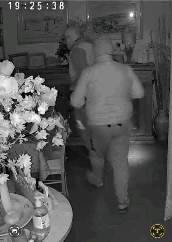 Galleria foto 'Torre a Mare, ladri in azione anche di giorno: entrano in casa mentre la proprietaria è a letto – FOTO' - foto 4