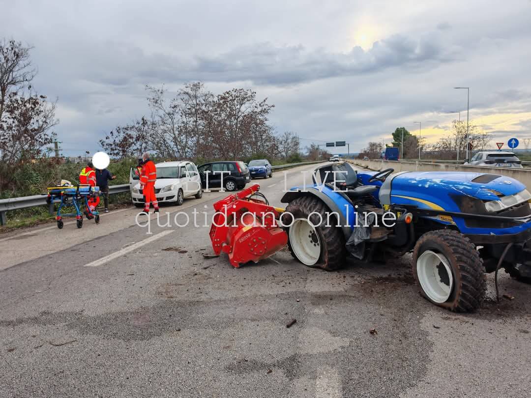 Incidente tra Bitritto e Bari, scontro fra trattore e auto sull’Sp 236: grave l’agricoltore – FOTO