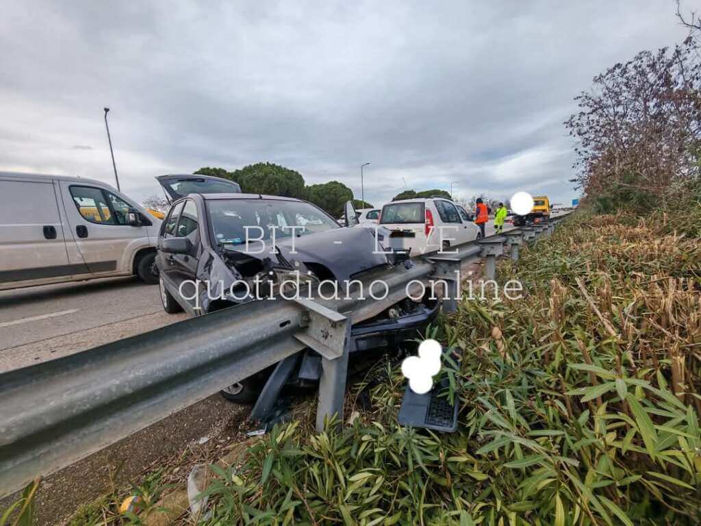 Incidente tra Bitritto e Bari, scontro fra trattore e auto sull’Sp 236: grave l’agricoltore – FOTO