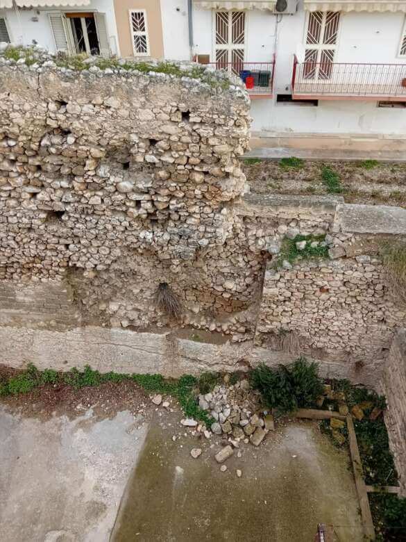 Le antiche mura di Manfredonia rischiano il crollo: un appello alla salvaguardia – VIDEO