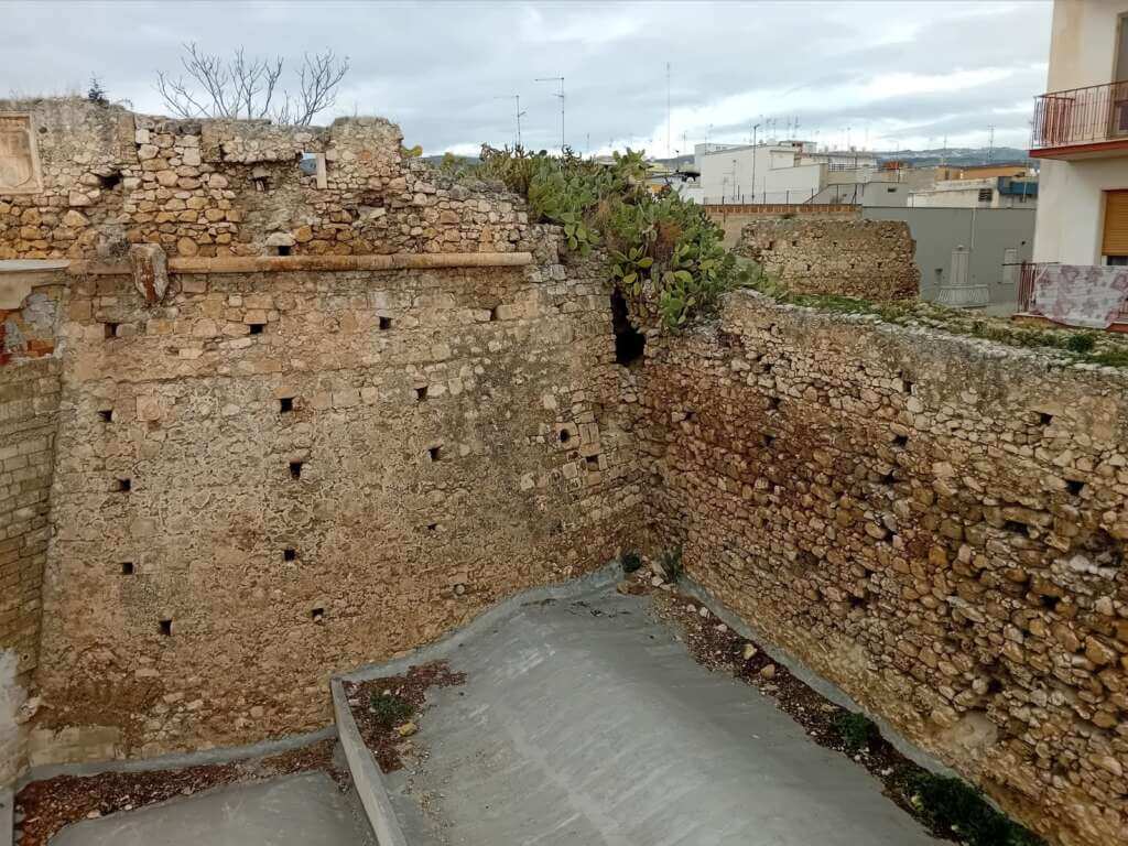Le antiche mura di Manfredonia rischiano il crollo: un appello alla salvaguardia – VIDEO