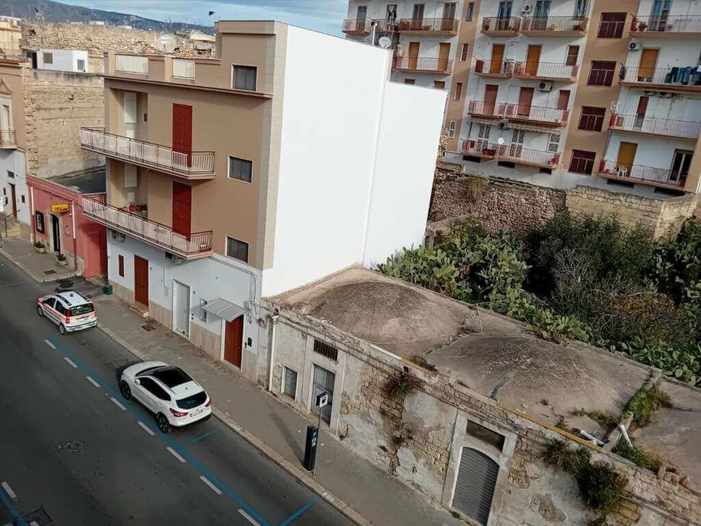Le antiche mura di Manfredonia rischiano il crollo: un appello alla salvaguardia – VIDEO