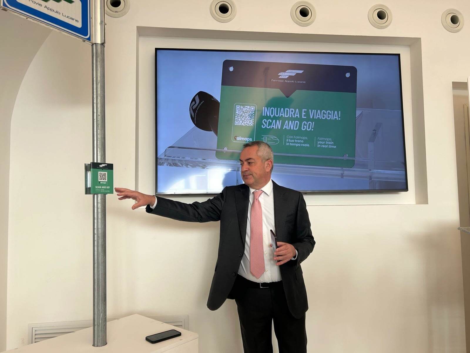 Un QR code aggiorna in tempo reale su arrivi e partenze di bus e treni: ecco il nuovo servizio Falmaps – VIDEO