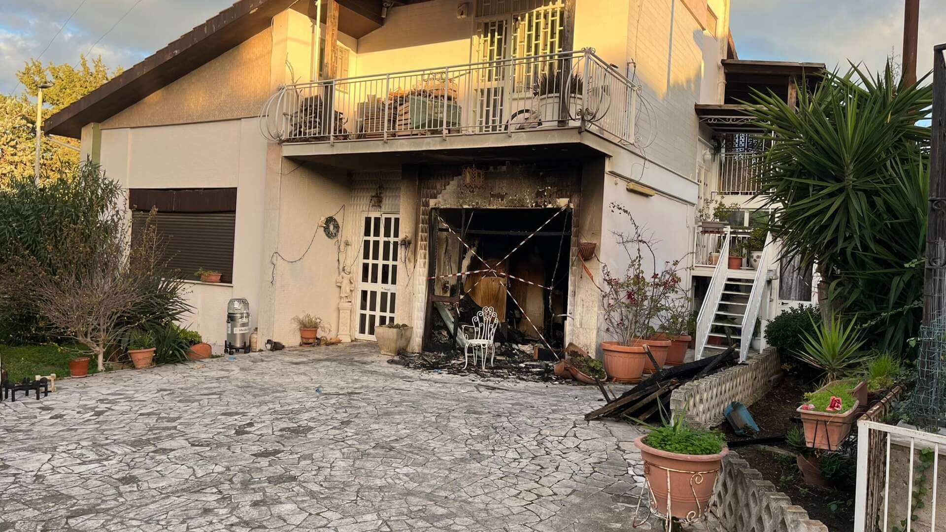 Molfetta, incendio in una villa: muore un 54enne. Da stabilire la causa del decesso, forse un malore