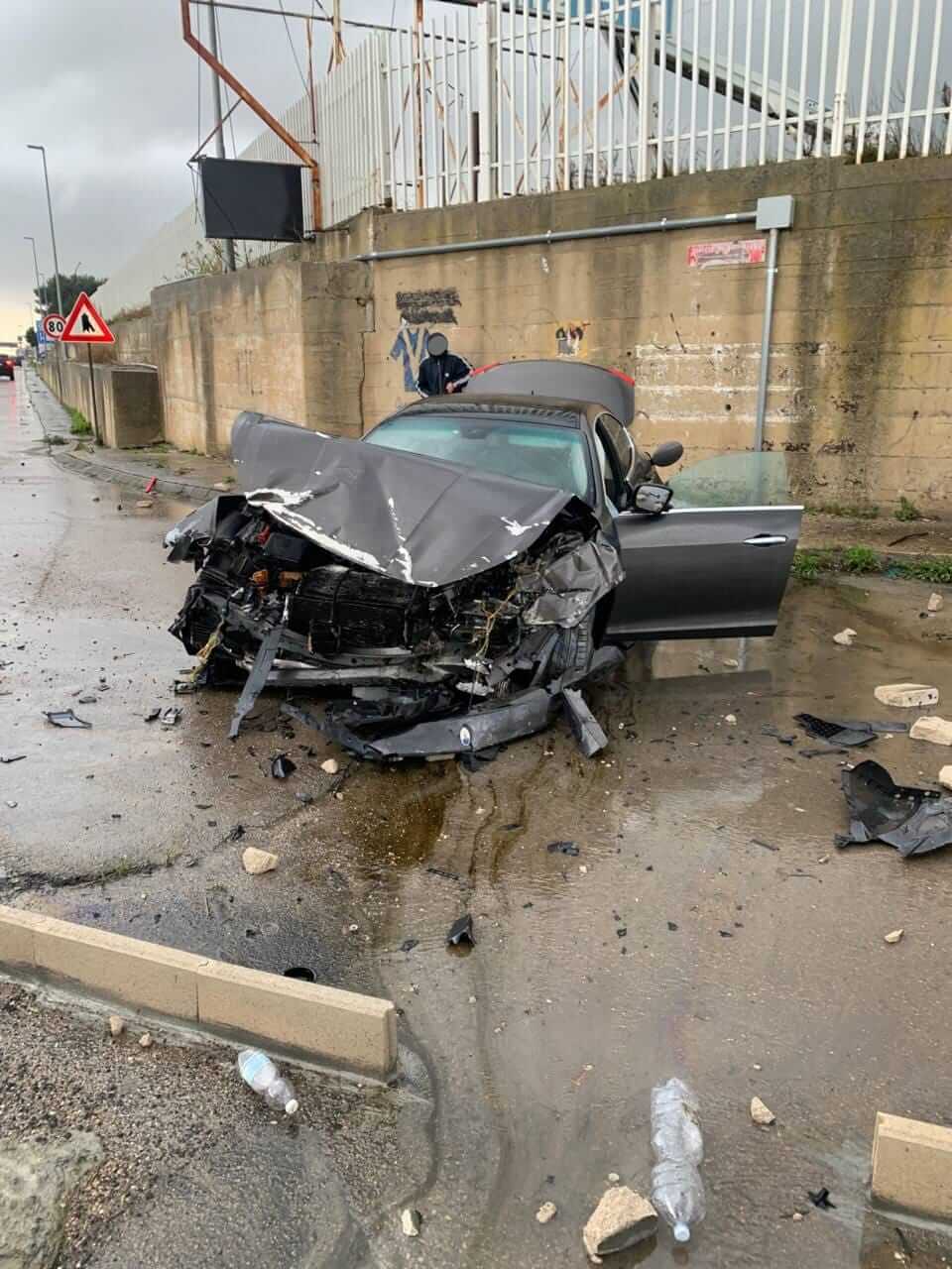 Incidente sulla 16 all’altezza di Brindisi: auto distrutta, ferito il conducente Incidente sulla 16 all’altezza di Brindisi: auto distrutta, ferito il conducente