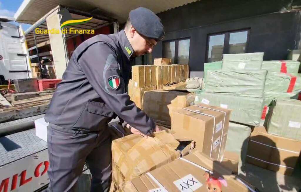Galleria foto 'Bari, traffici illeciti nel porto: sequestrati 60mila prodotti cinesi falsi arrivati dalla Grecia – FOTO' - foto 4